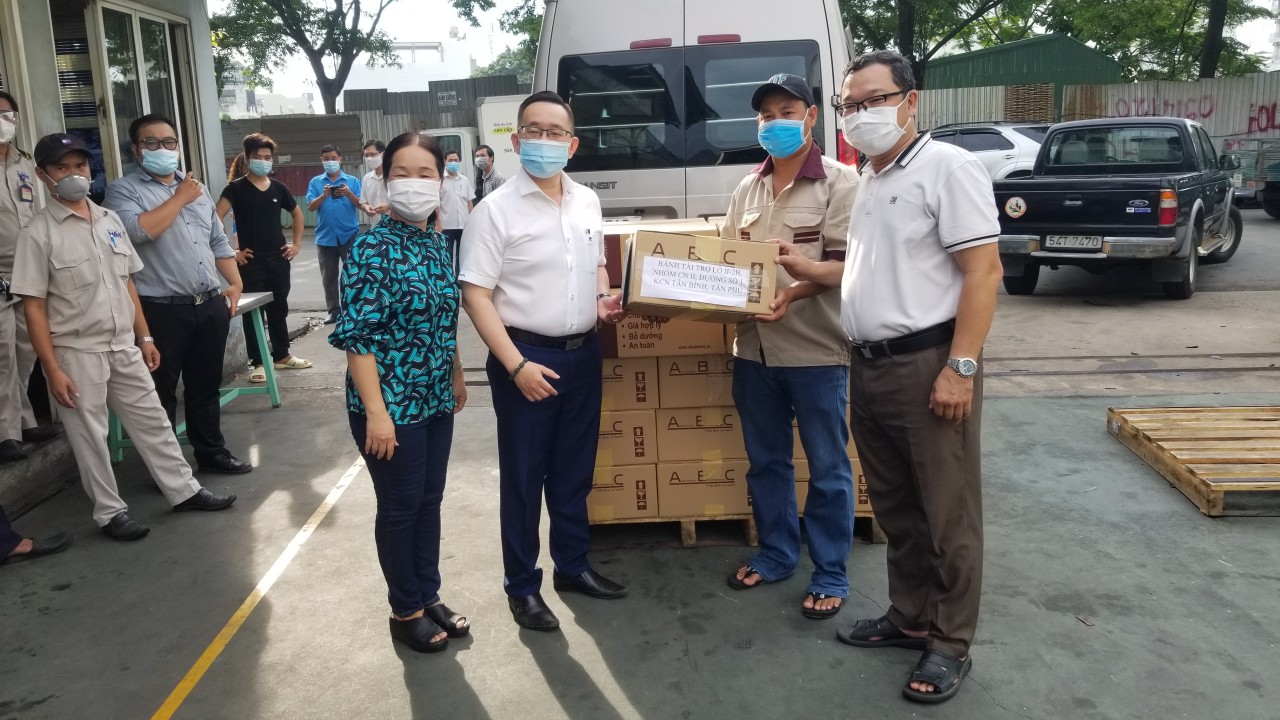 Người lao động bị c&aacute;ch ly do dịch Covid-19 vẫn được hưởng lương - Ảnh 2.