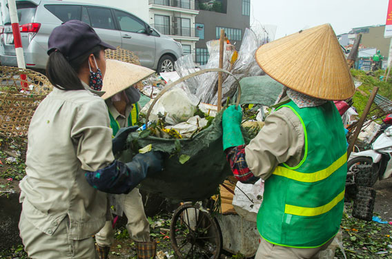 Chủ tịch Hà Nội yêu cầu xử lý vụ hàng trăm công nhân môi trường bị nợ lương