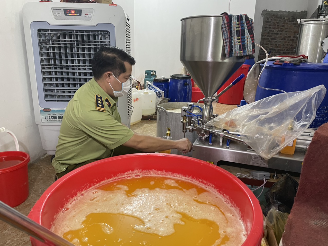 Cận cảnh d&acirc;y chuyền sản xuất mỹ phẩm đựng trong x&ocirc;, chậu - Ảnh 1.