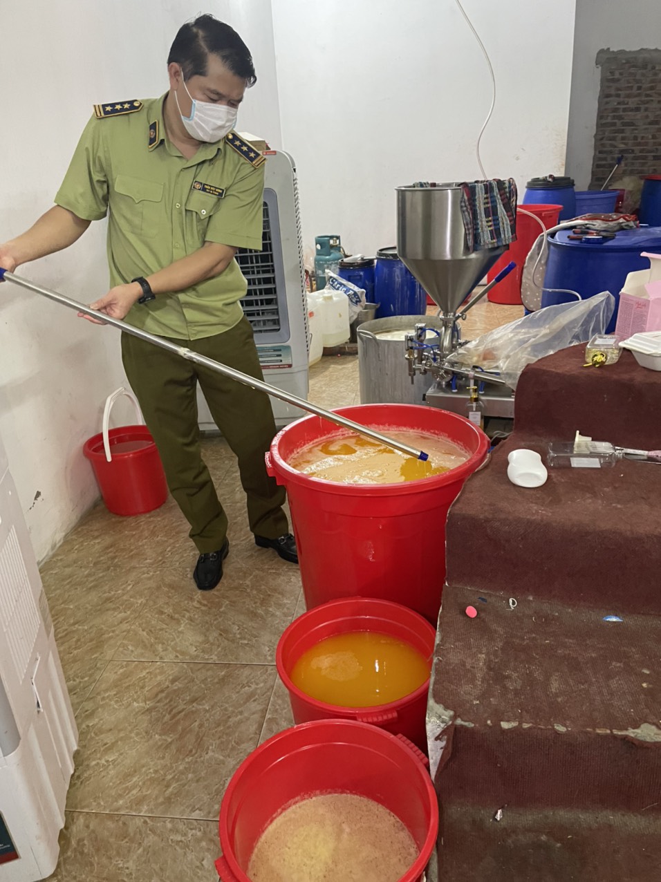 Cận cảnh d&acirc;y chuyền sản xuất mỹ phẩm đựng trong x&ocirc;, chậu - Ảnh 2.