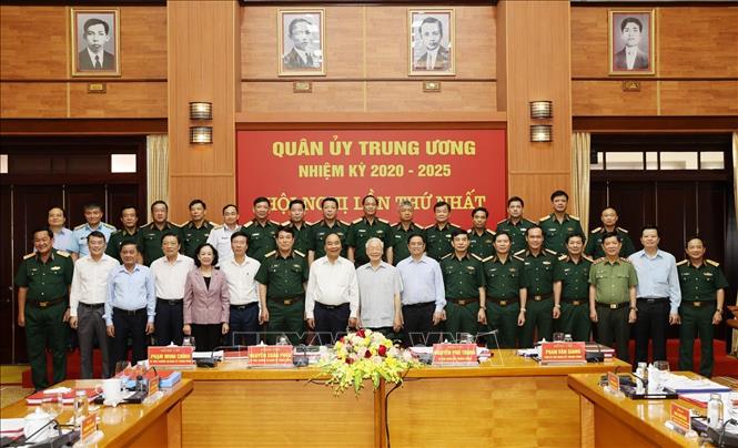 Công bố quyết định của Bộ Chính trị về công tác cán bộ - Ảnh 14.