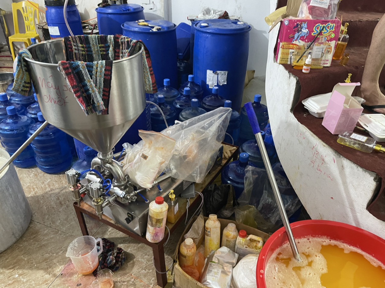 Cận cảnh "dây chuyền" sản xuất mỹ phẩm đựng trong xô, chậu
