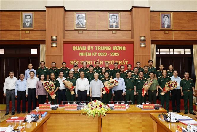 Công bố quyết định của Bộ Chính trị về công tác cán bộ - Ảnh 13.