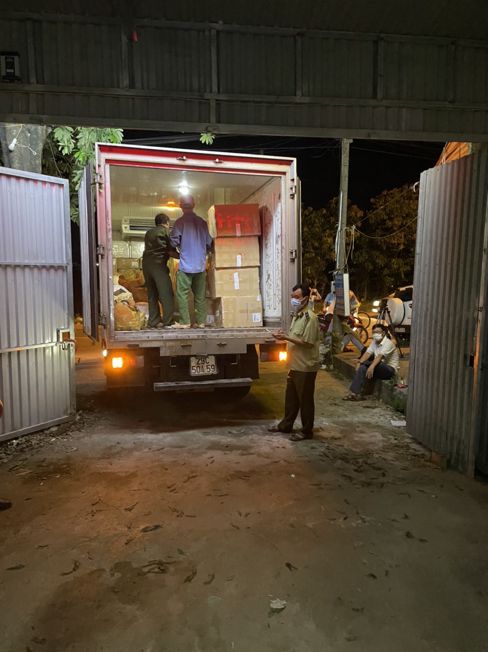 Cận cảnh d&acirc;y chuyền sản xuất mỹ phẩm đựng trong x&ocirc;, chậu - Ảnh 7.