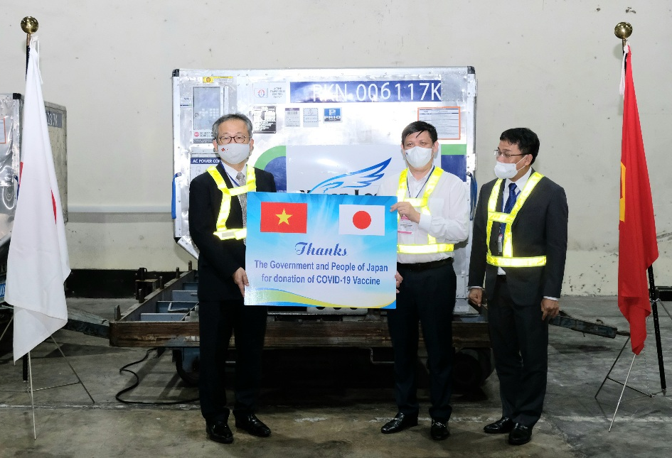 L&ocirc; vắc-xin Covid-19 gần 1 triệu liều do Nhật Bản tặng được chuyển v&agrave;o TP HCM - Ảnh 1.