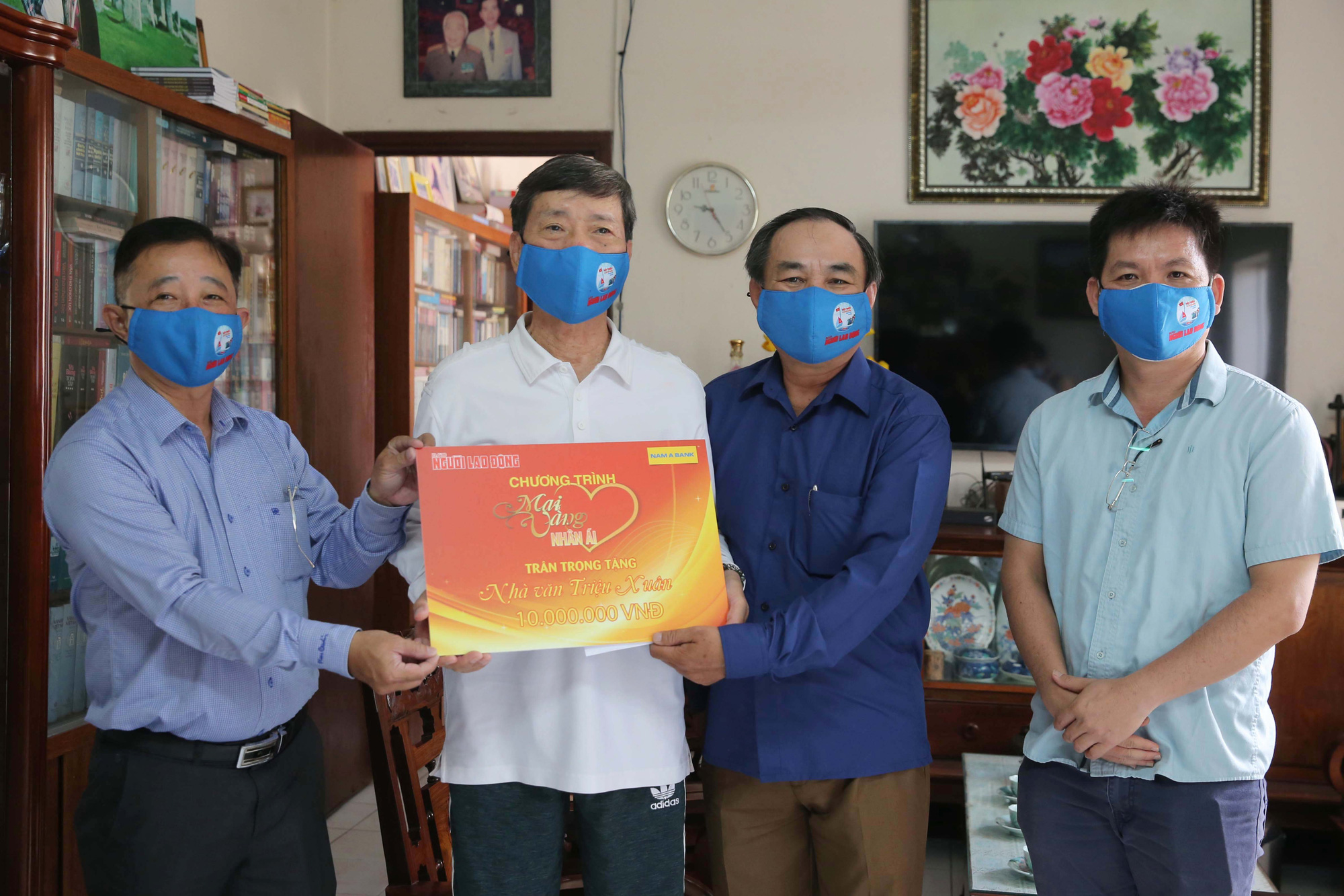 "Mai Vàng nhân ái" thăm nhà văn Triệu Xuân