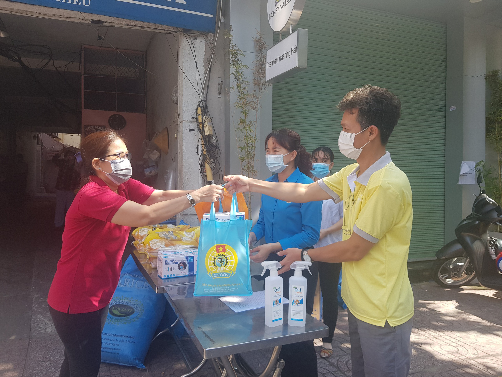 Công nhân, viên chức lao động Thành phố Hồ Chí Minh đoàn kết, chung tay đẩy lùi dịch bệnh, - Ảnh 4.