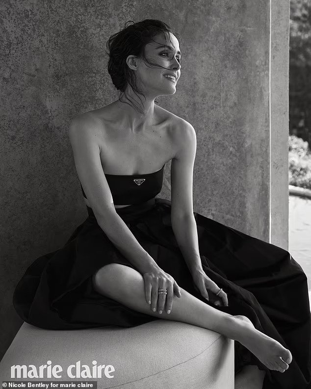 Minh tinh Rose Byrne khoe vẻ gợi cảm khó tin - Ảnh 3.