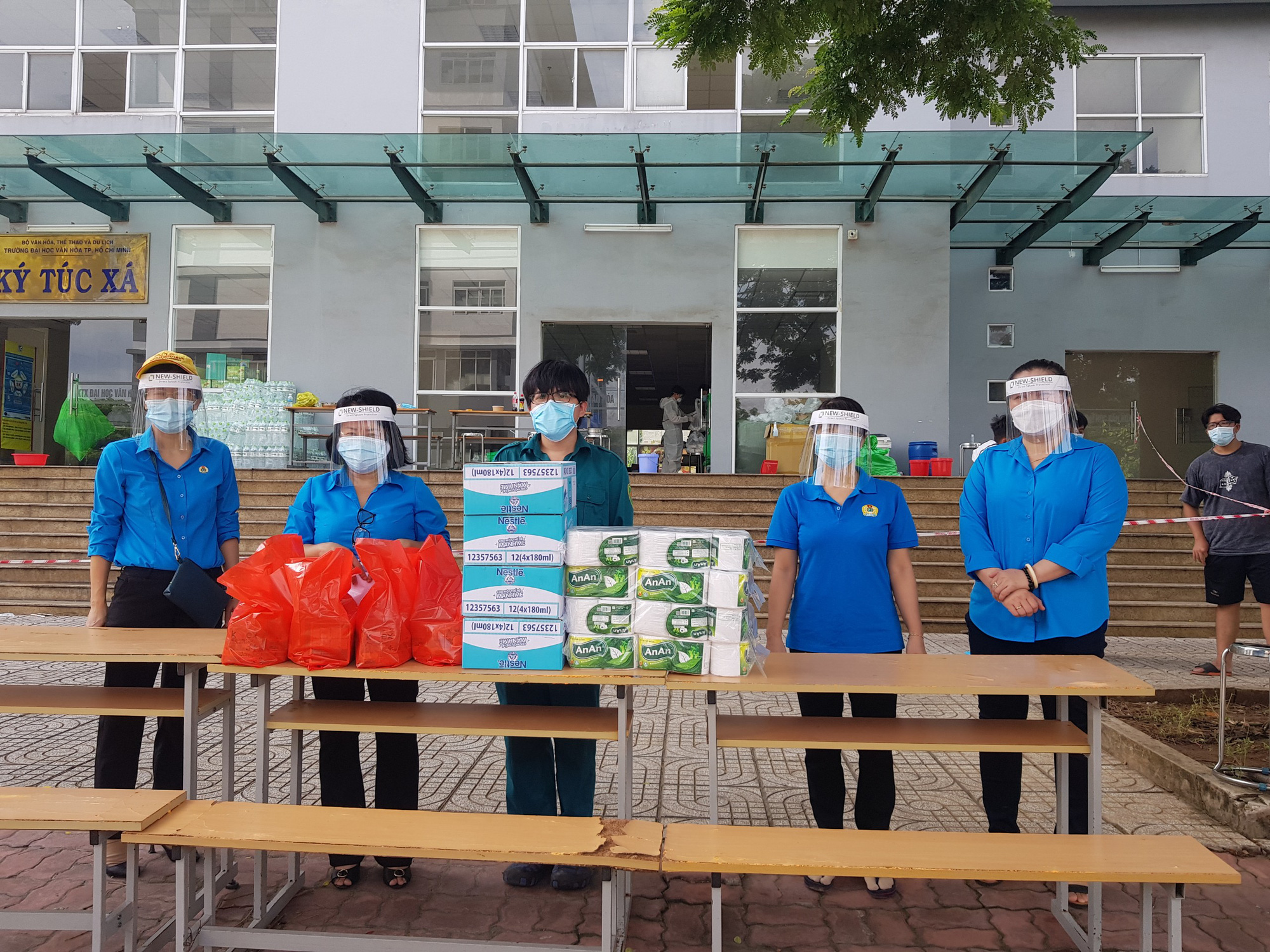 Công nhân, viên chức lao động Thành phố Hồ Chí Minh đoàn kết, chung tay đẩy lùi dịch bệnh, - Ảnh 2.
