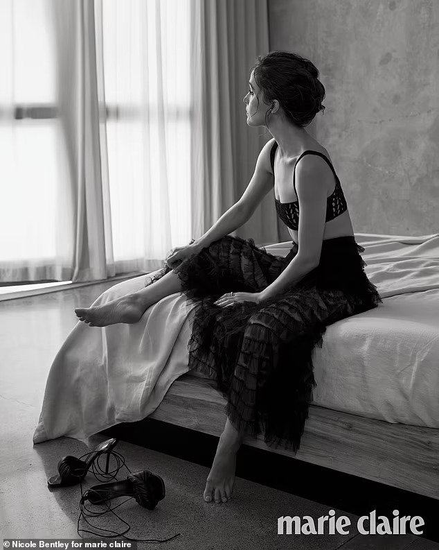 Minh tinh Rose Byrne khoe vẻ gợi cảm khó tin - Ảnh 2.