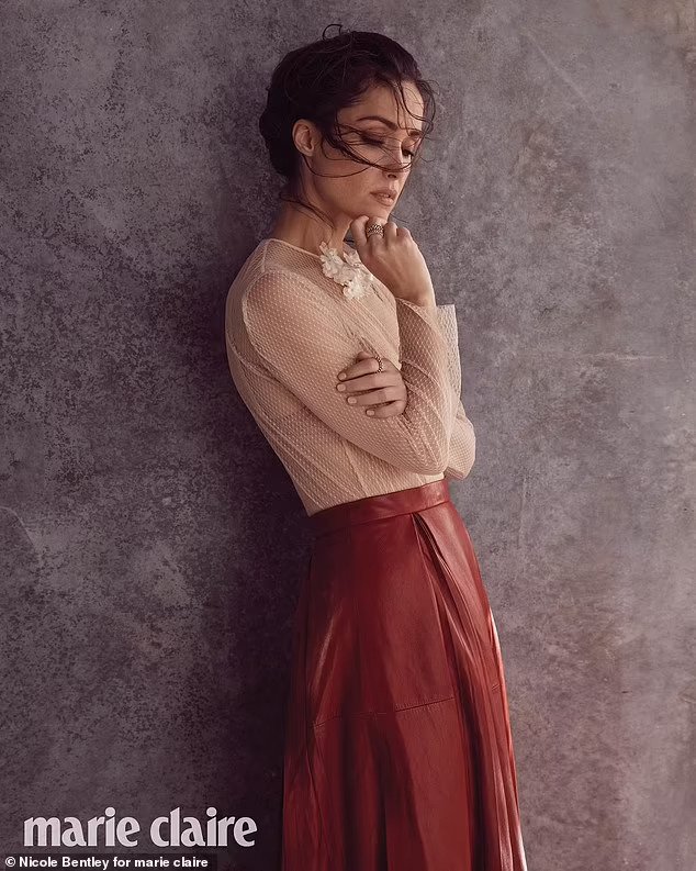 Minh tinh Rose Byrne khoe vẻ gợi cảm khó tin - Ảnh 6.