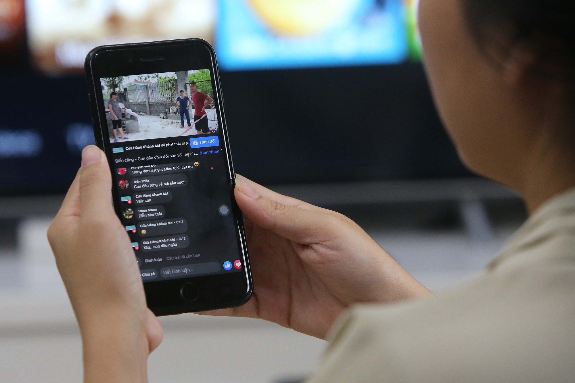 Làm gì để chặn livestream "bẩn"?: Dùng pháp luật để trị