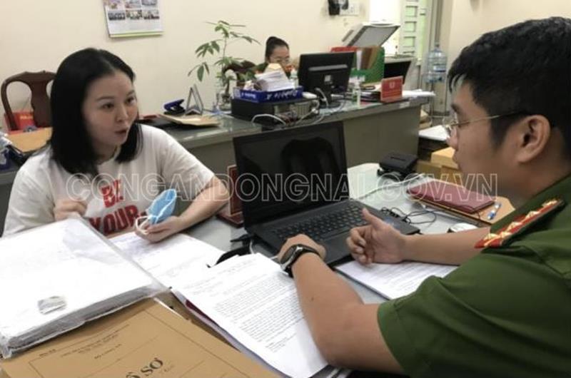 3 nữ qu&aacute;i dựng l&ecirc;n cả văn ph&ograve;ng c&ocirc;ng chứng giả để lừa b&aacute;n đất khống  - Ảnh 2.