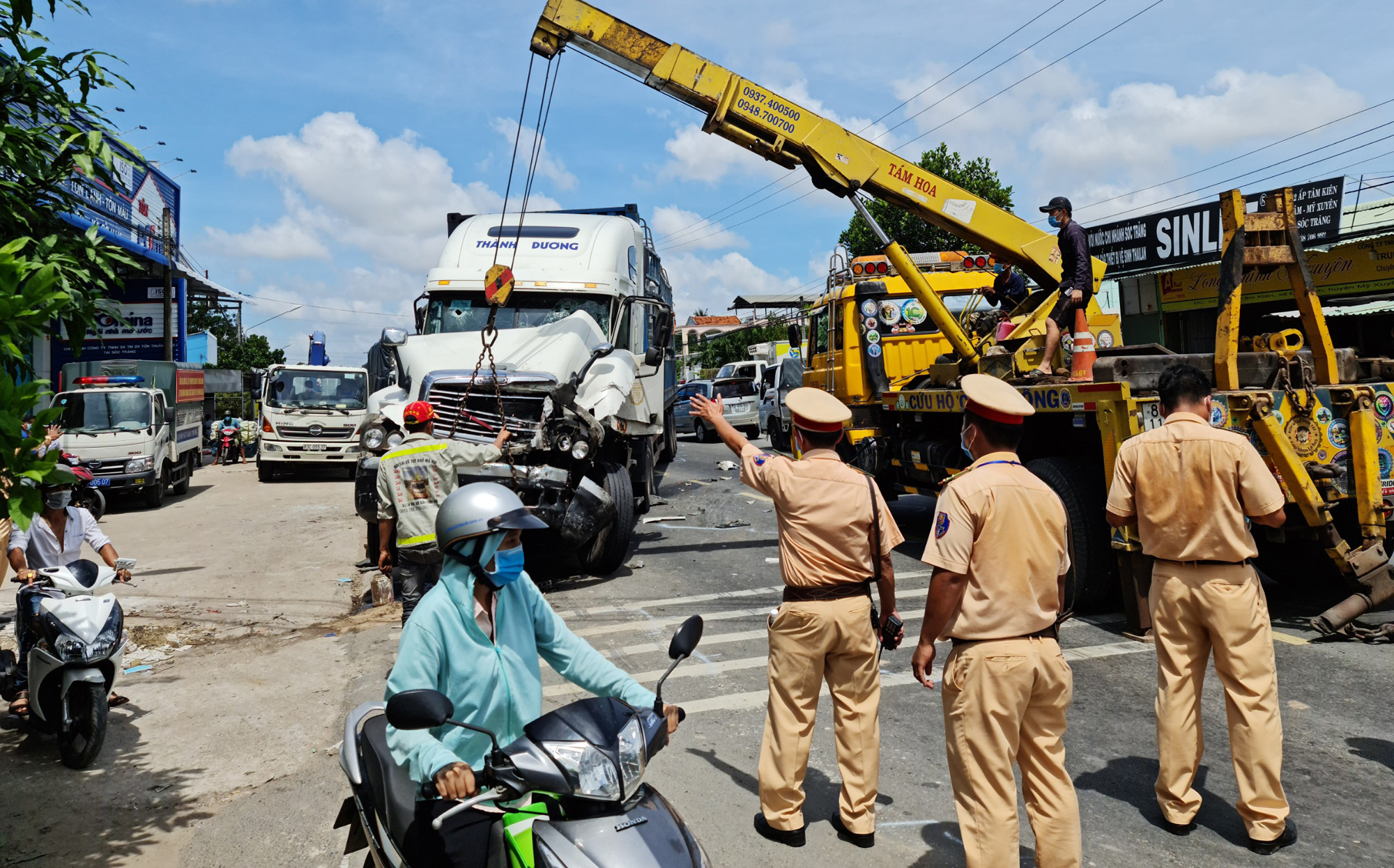&ldquo;Ng&aacute;o đ&aacute;&rdquo;, t&agrave;i xế xe đầu k&eacute;o g&acirc;y tai nạn rồi chạy như đi&ecirc;n - Ảnh 1.