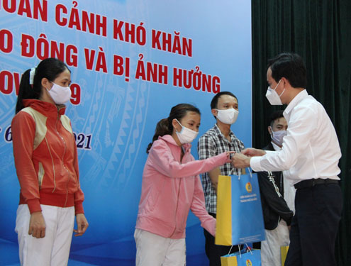 Đà Nẵng: Tặng quà công nhân khó khăn, bị tai nạn lao động