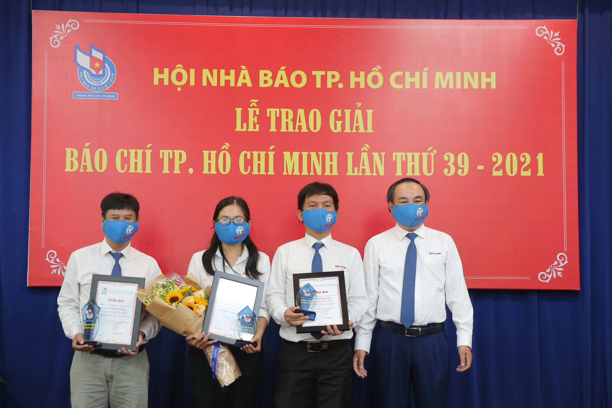 B&aacute;o Người Lao Động đoạt 8 giải B&aacute;o ch&iacute; TP HCM năm 2021 - Ảnh 1.
