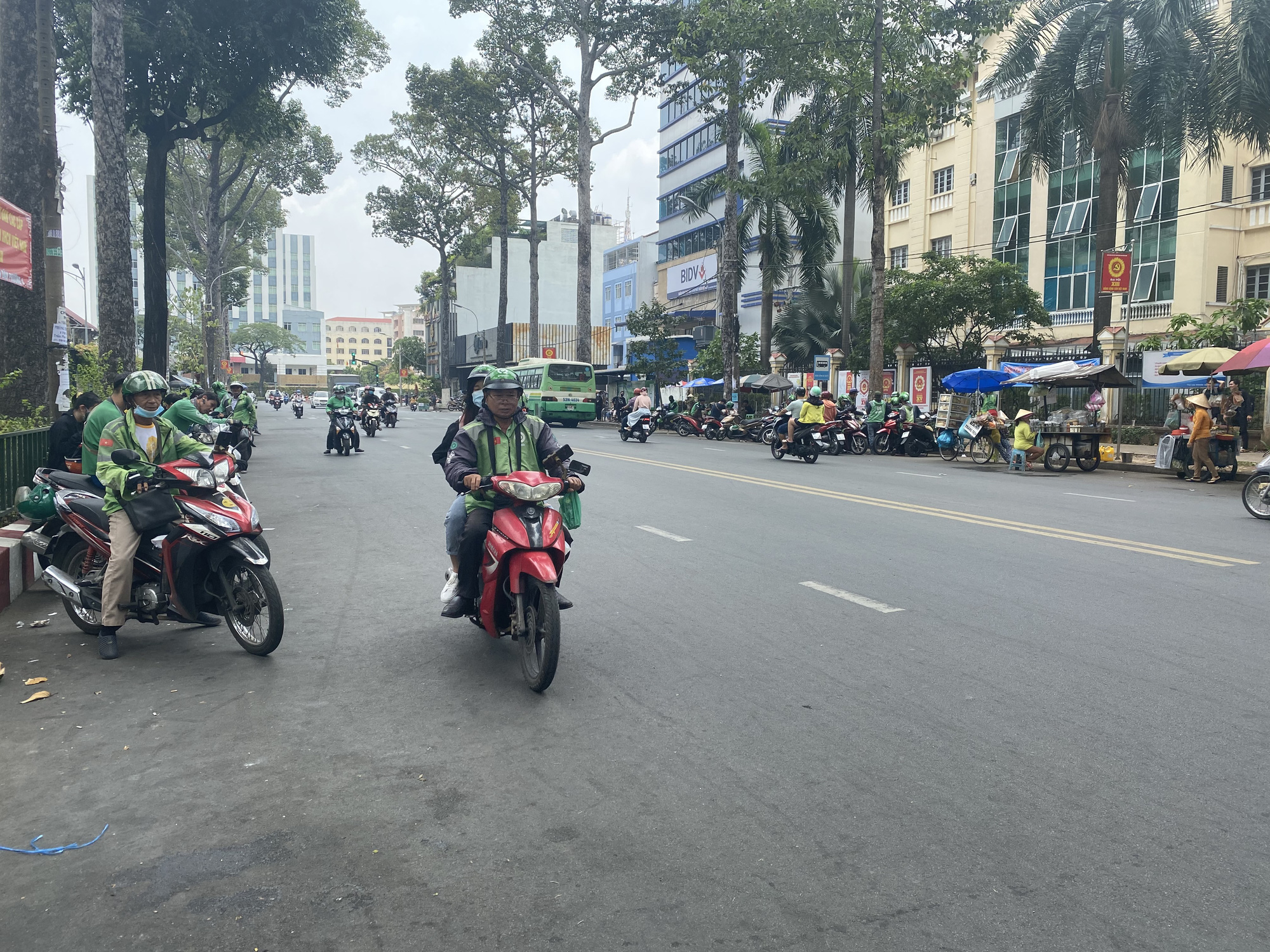 H&atilde;ng xe c&ocirc;ng nghệ vận chuyển miễn ph&iacute; h&agrave;nh kh&aacute;ch đi ti&ecirc;m vắc-xin Covid-19 - Ảnh 1.