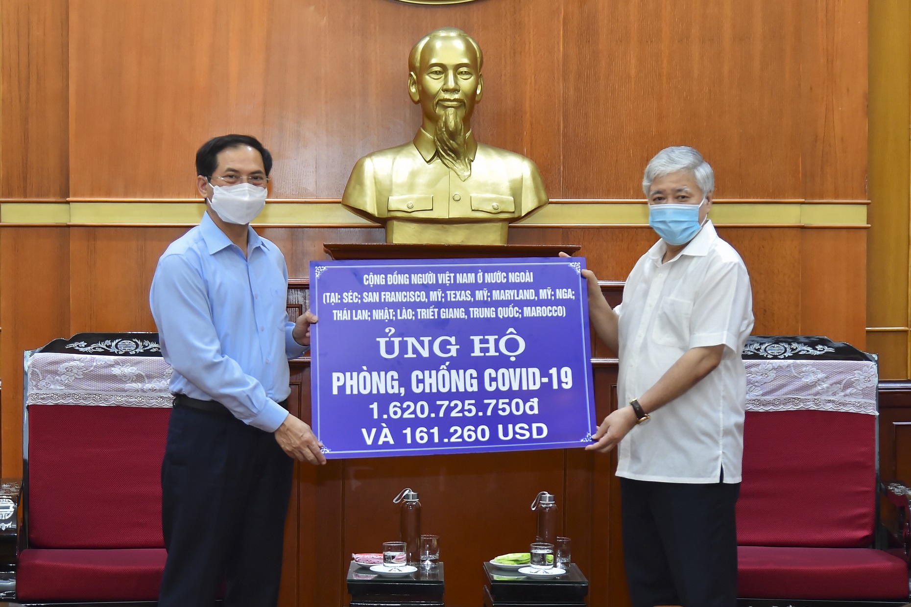 Kiều bào kêu gọi góp vắc-xin cho Việt Nam - Ảnh 1.