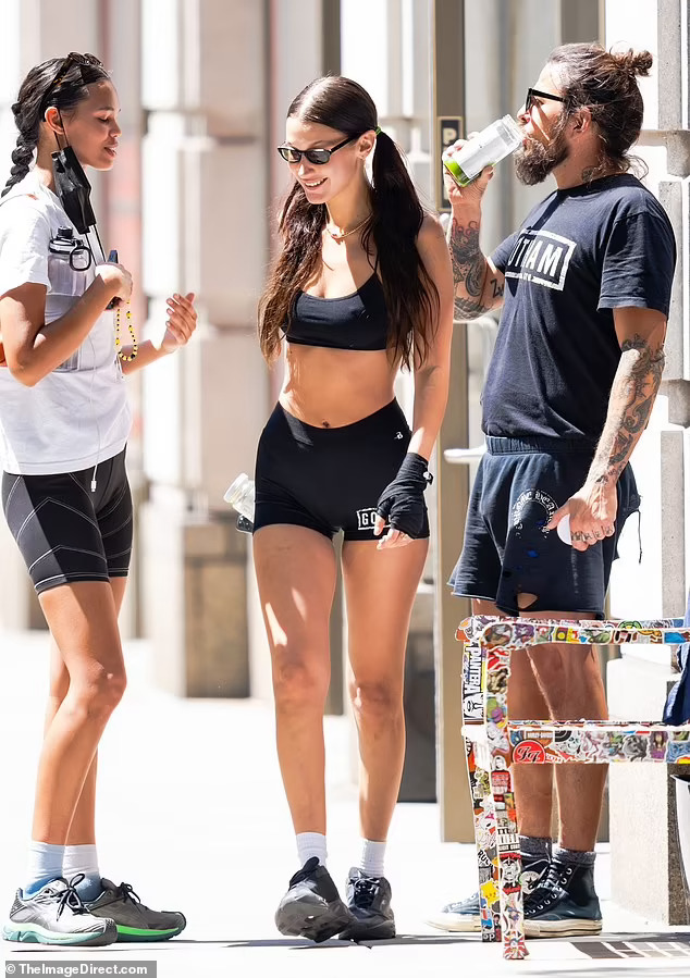 Si&ecirc;u mẫu Bella Hadid khoe v&ograve;ng eo săn chắc - Ảnh 2.