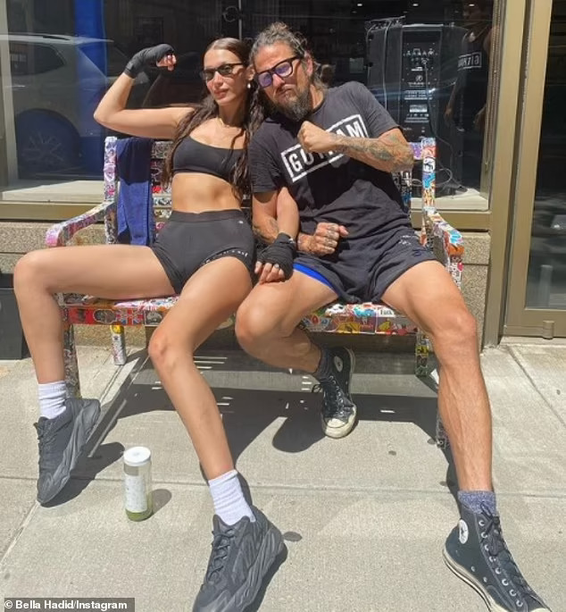 Si&ecirc;u mẫu Bella Hadid khoe v&ograve;ng eo săn chắc - Ảnh 7.