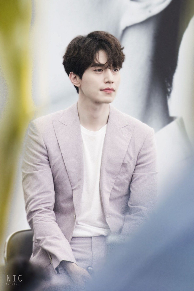 Tài tử Lee Dong Wook gây sốc với phong cách nữ tính - Ảnh 4.