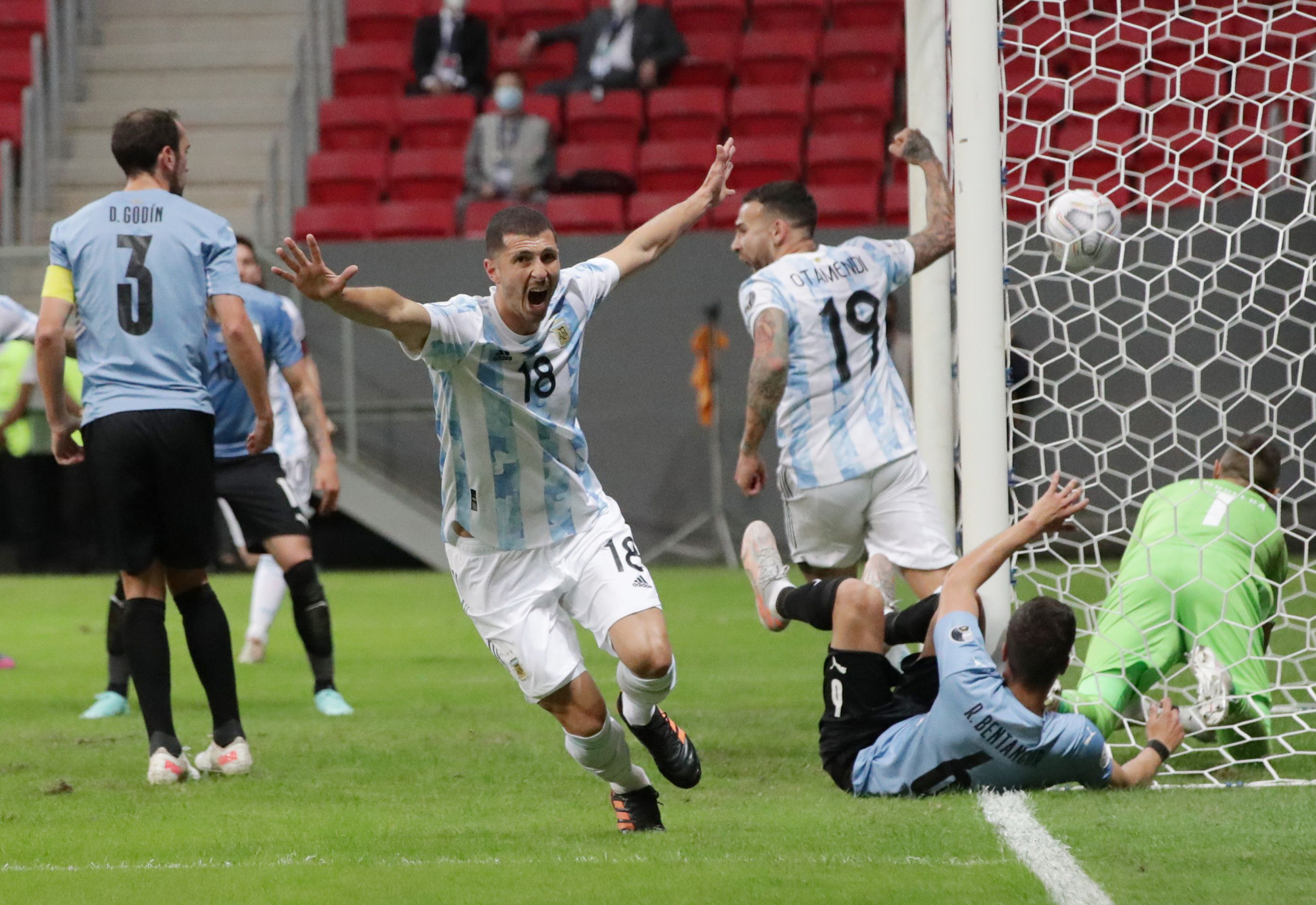 Argentina thắng trận đầu tay, Copa America n&oacute;ng bỏng h&egrave; 2021 - Ảnh 3.
