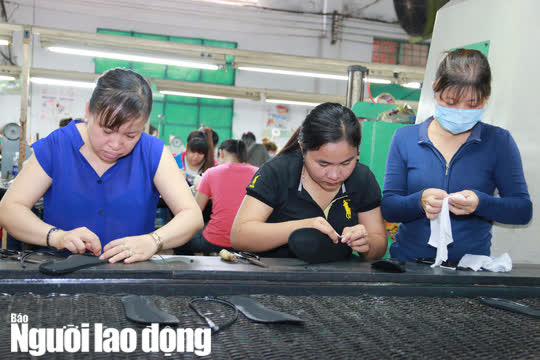 Đề xuất giảm 50% mức hưởng nếu r&uacute;t bảo hiểm x&atilde; hội một lần: H&atilde;y thử l&agrave;m c&ocirc;ng nh&acirc;n một ng&agrave;y - Ảnh 1.