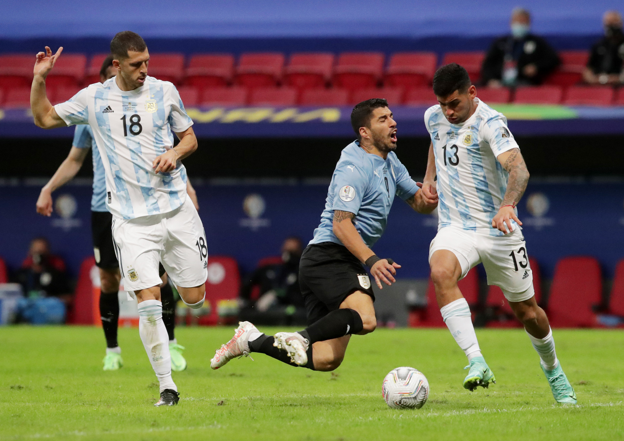 Argentina thắng trận đầu tay, Copa America n&oacute;ng bỏng h&egrave; 2021 - Ảnh 4.