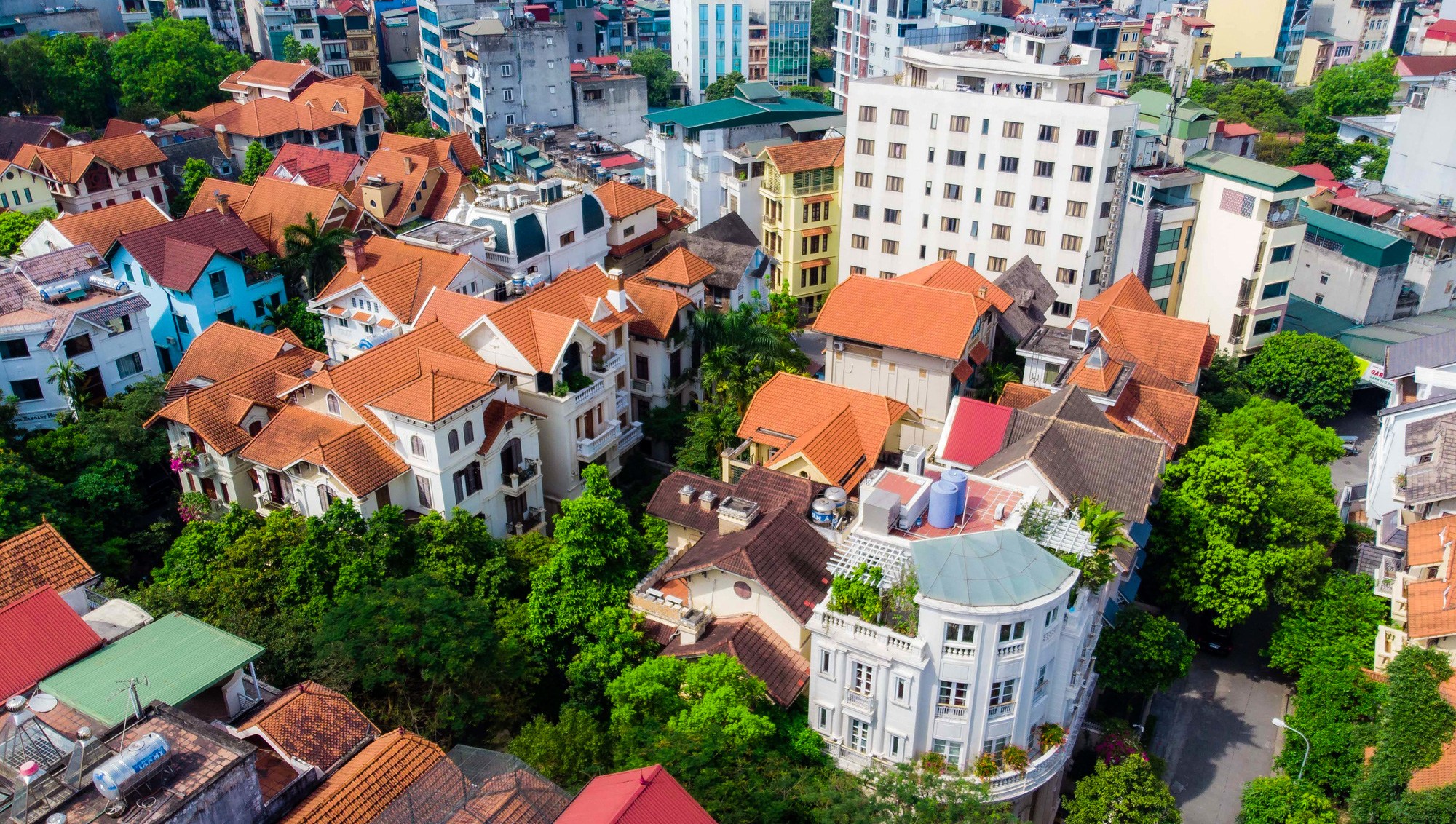 Cận cảnh ng&ocirc;i biệt thự phủ to&agrave;n c&acirc;y xanh gi&uacute;p chủ nh&agrave; tr&aacute;nh nắng n&oacute;ng - Ảnh 3.