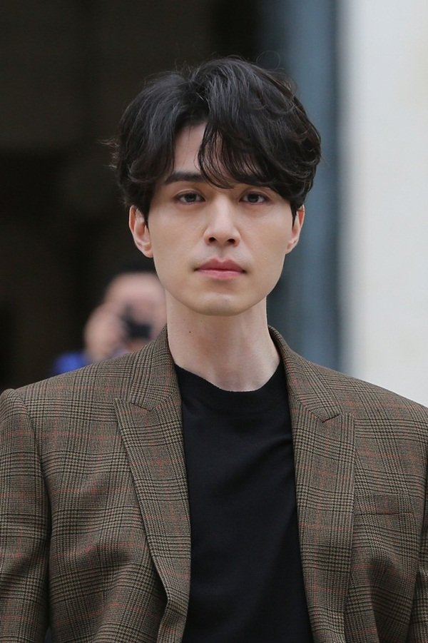 Tài tử Lee Dong Wook gây sốc với phong cách nữ tính - Ảnh 5.