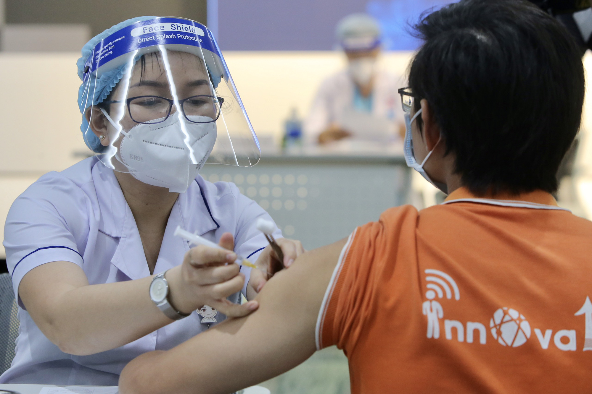 Những nh&acirc;n vi&ecirc;n đầu ti&ecirc;n tại Khu C&ocirc;ng nghệ cao TP HCM được ti&ecirc;m vắc-xin Covid-19 - Ảnh 6.