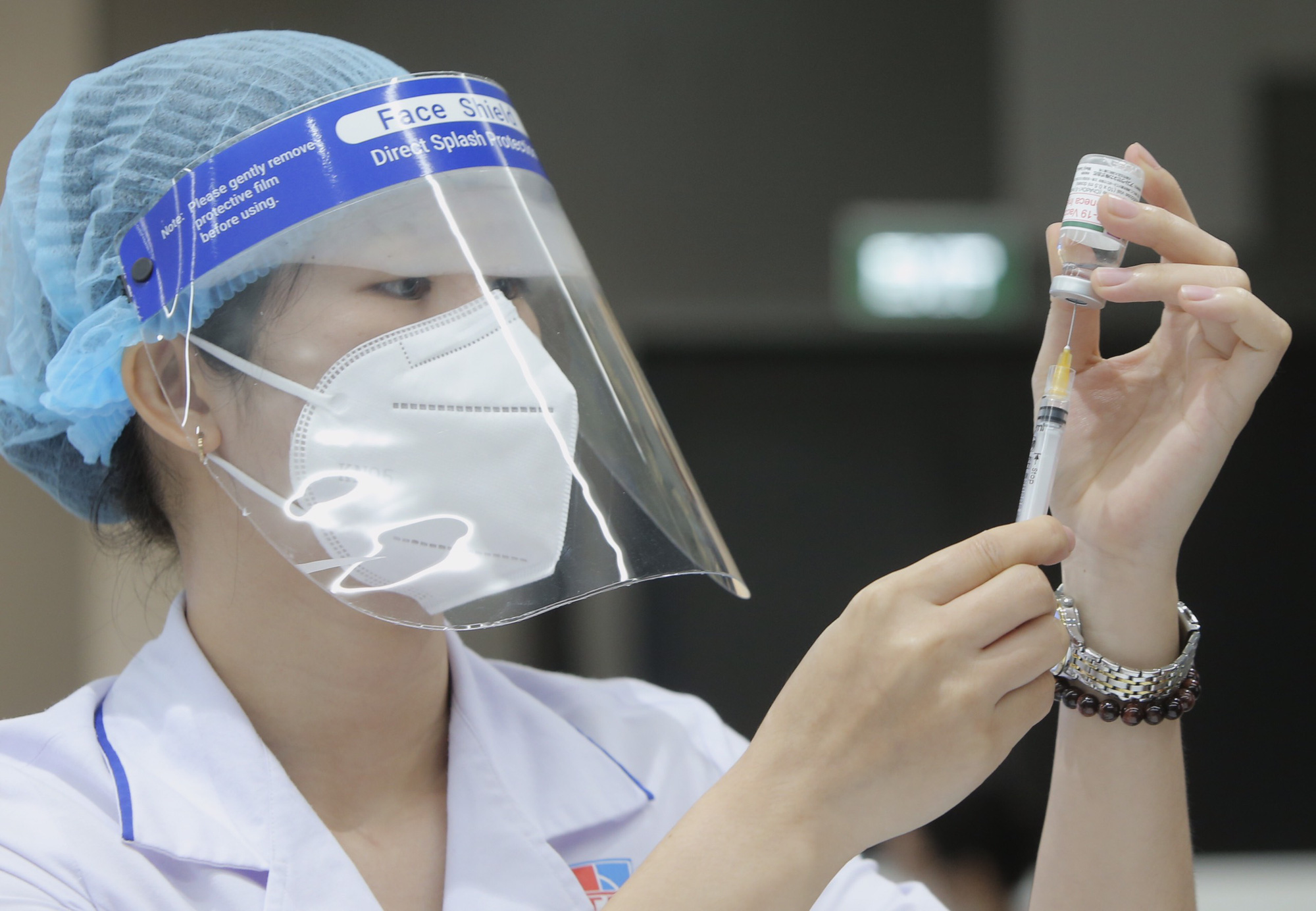 Những nh&acirc;n vi&ecirc;n đầu ti&ecirc;n tại Khu C&ocirc;ng nghệ cao TP HCM được ti&ecirc;m vắc-xin Covid-19 - Ảnh 4.