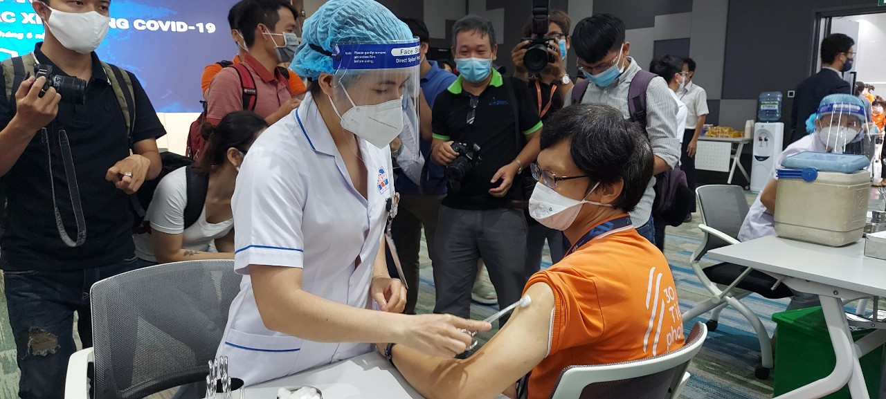 Những nh&acirc;n vi&ecirc;n đầu ti&ecirc;n tại Khu C&ocirc;ng nghệ cao TP HCM được ti&ecirc;m vắc-xin Covid-19 - Ảnh 5.