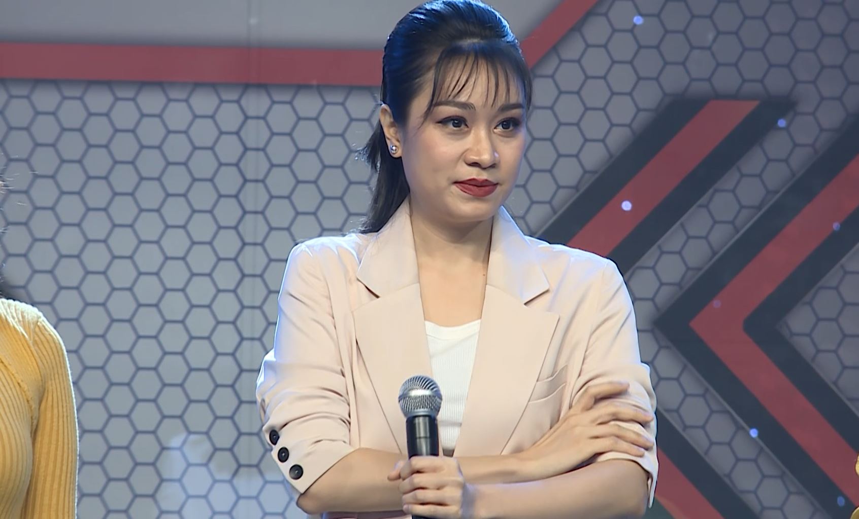 Ch&aacute;u g&aacute;i Lam Trường g&acirc;y bất ngờ với vẻ ngo&agrave;i kh&aacute;c lạ sau nhiều năm ở ẩn - Ảnh 1.