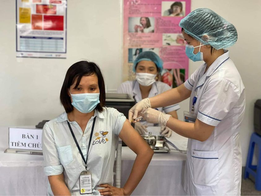 Đề xuất cấp thêm vắc-xin Covid-19 để tiêm cho công nhân ở tâm dịch