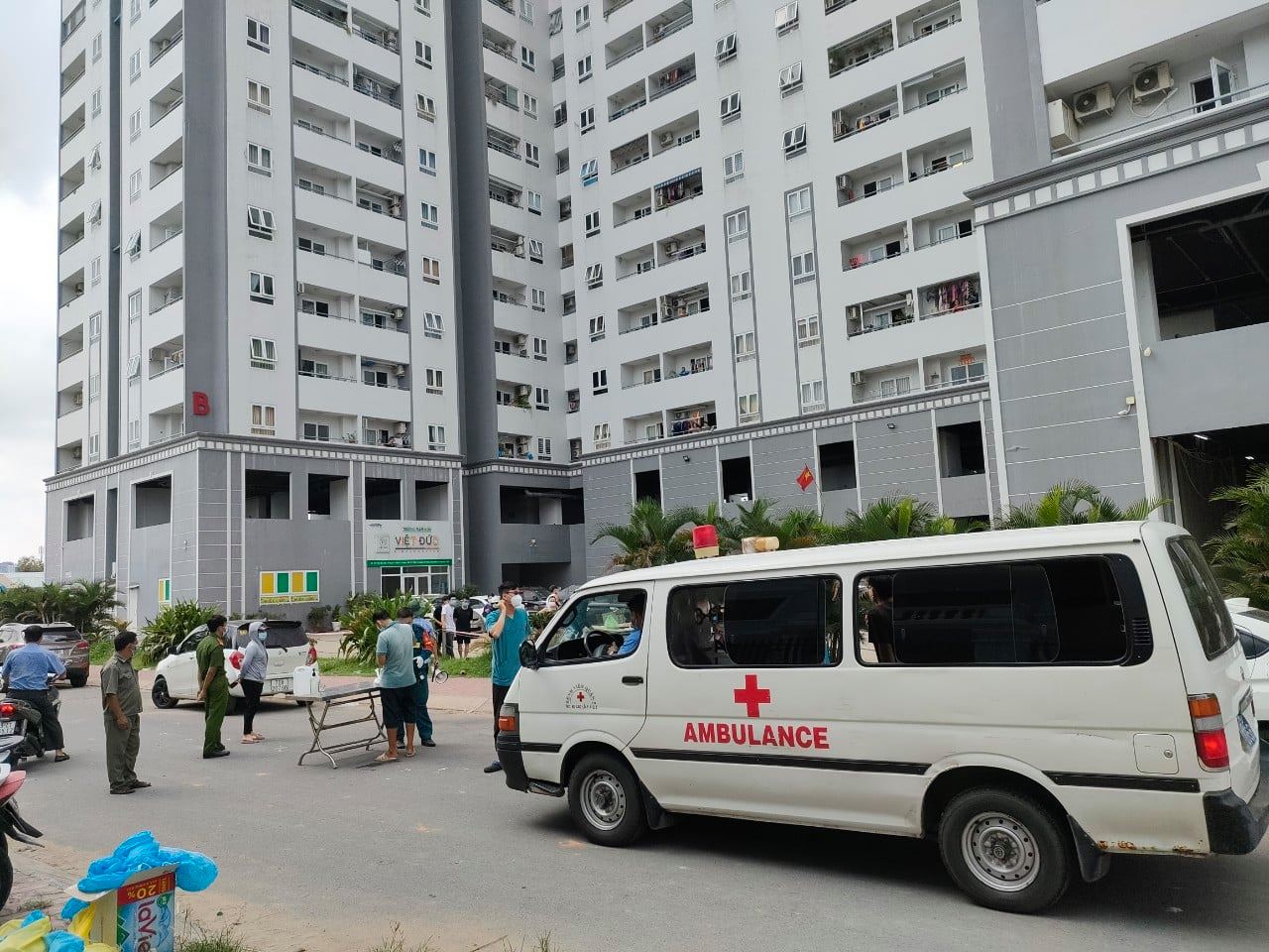 X&eacute;t nghiệm h&agrave;ng trăm cư d&acirc;n chung cư 17 tầng c&oacute; người nghi mắc Covid-19 - Ảnh 1.