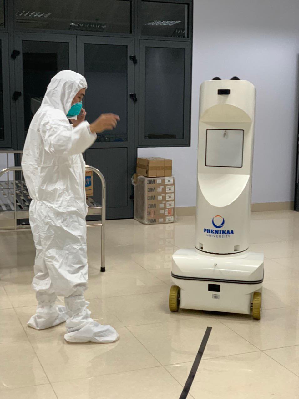 Robot khử khuẩn Phenikaa-X có mặt tại Bệnh viện dã chiến Bắc Giang - Ảnh 2.