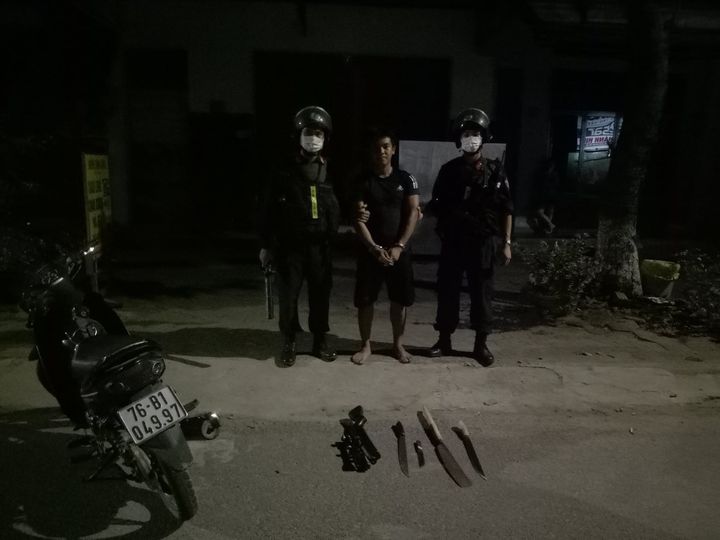 Quảng Ngãi: Ngăn chặn nhóm thanh niên mang súng và dao đi gây án