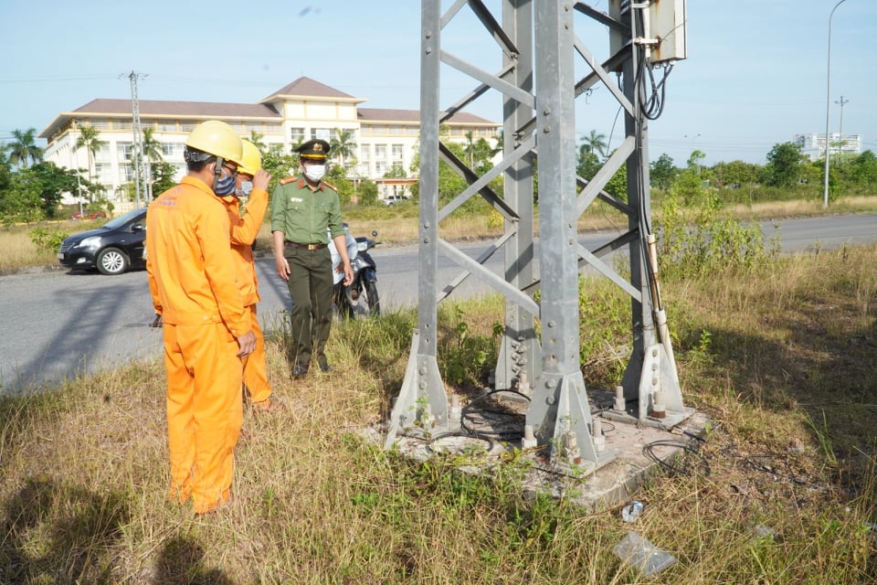 Thanh giằng của hàng loạt cột điện đường dây 22Kv bị mất trộm - Ảnh 1.