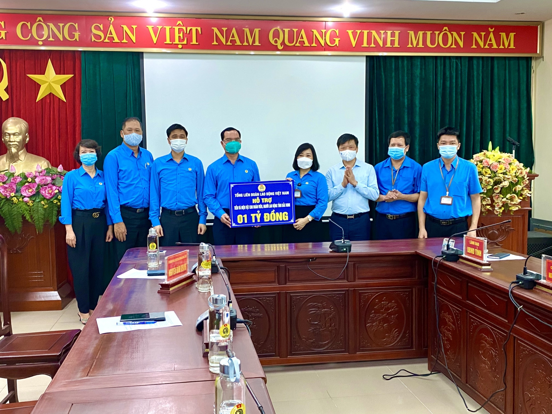 Hỗ trợ 3,4 tỉ đồng để Bắc Ninh, Bắc Giang chống dịch và chăm lo công nhân