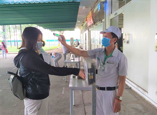 CÁC KHU CHẾ XUẤT - KHU CÔNG NGHIỆP TP HCM: Vừa phòng dịch vừa hỗ trợ công nhân