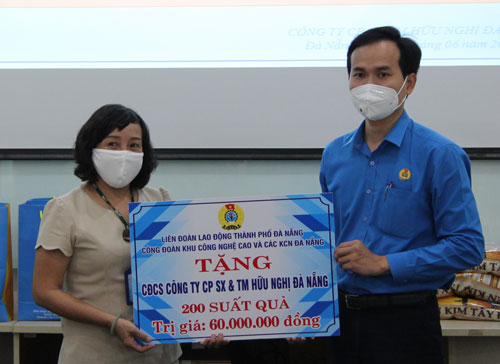 Đà Nẵng: Tặng quà công nhân KCN An Đồn, Thọ Quang