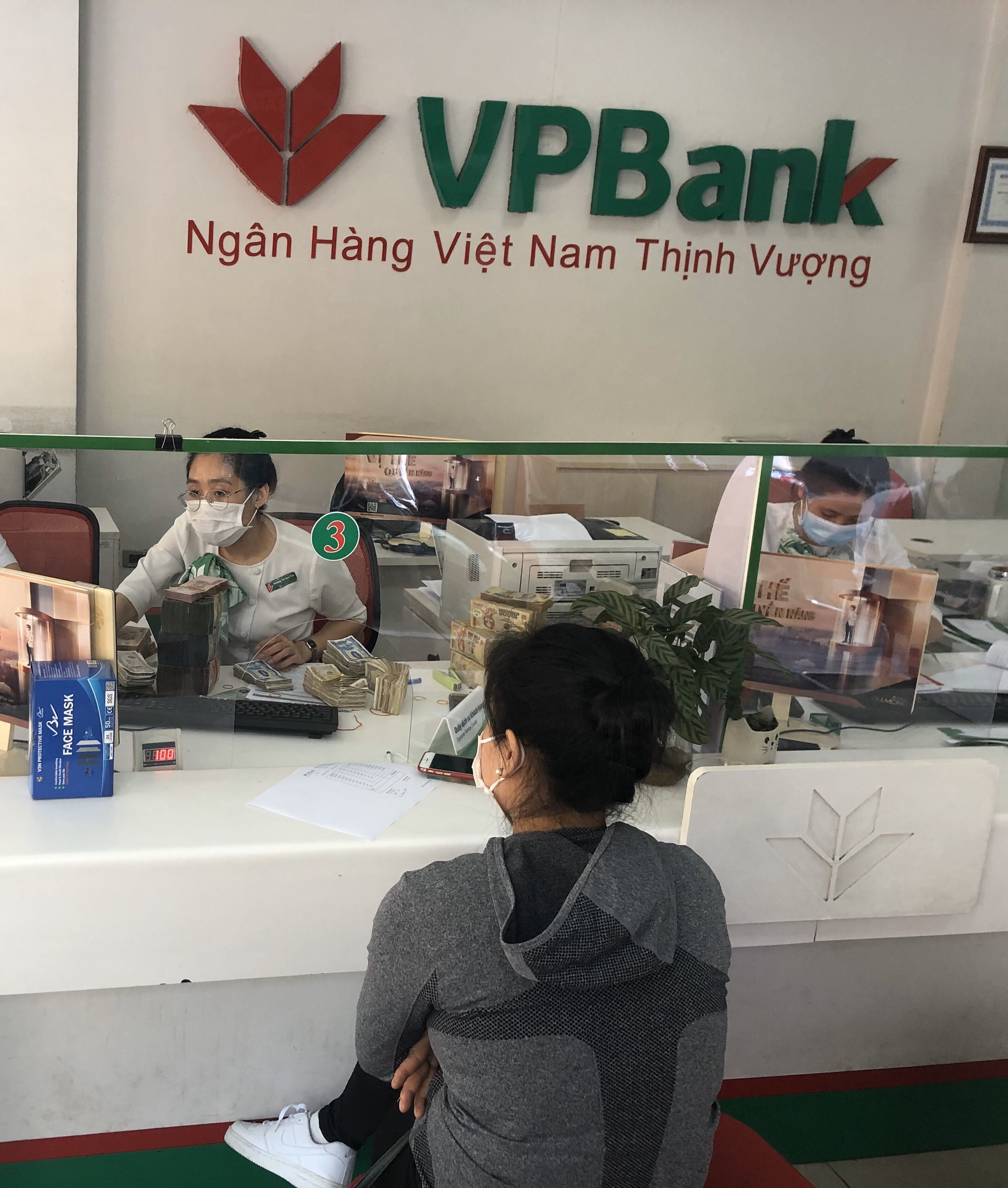 Những c&ocirc; g&aacute;i rời thủ đ&ocirc; về v&ugrave;ng dịch Hải Dương l&agrave;m nhiệm vụ - Ảnh 2.