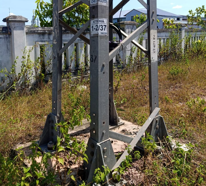 Thanh giằng của hàng loạt cột điện đường dây 22Kv bị mất trộm