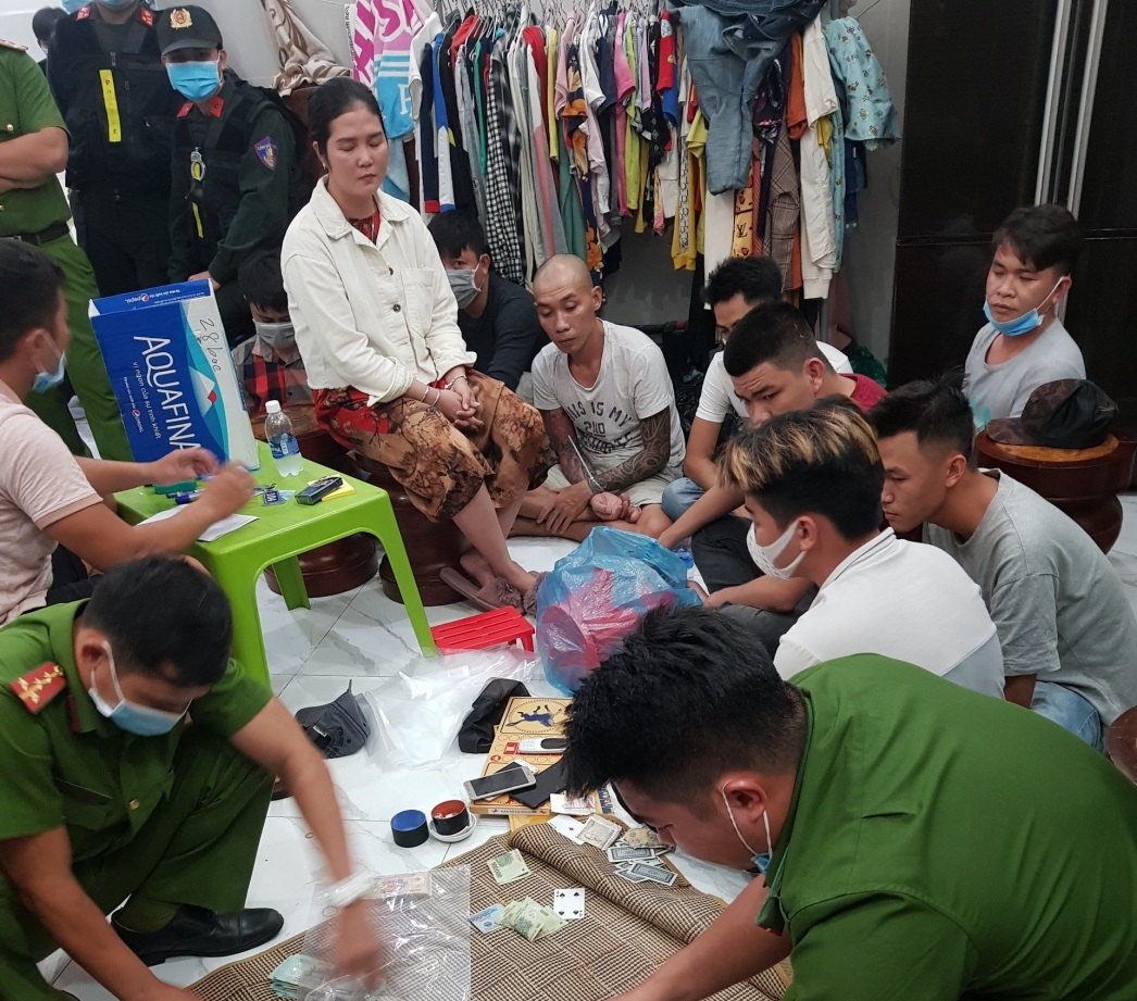 CLIP: Ph&uacute; Quốc v&agrave; An Giang tạm  giữ nhiều &ldquo;qu&yacute; b&agrave;&rdquo; l&agrave;m liều giữa m&ugrave;a dịch - Ảnh 2.