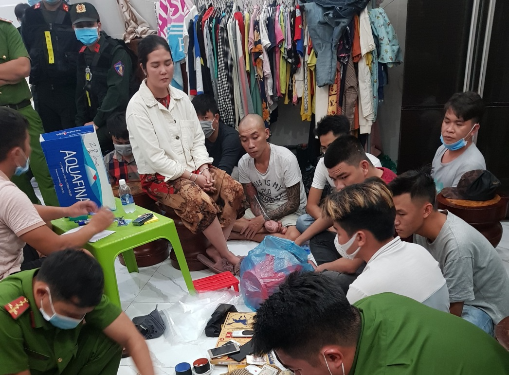 CLIP: Phú Quốc và An Giang tạm giữ nhiều “quý bà” làm liều giữa mùa dịch