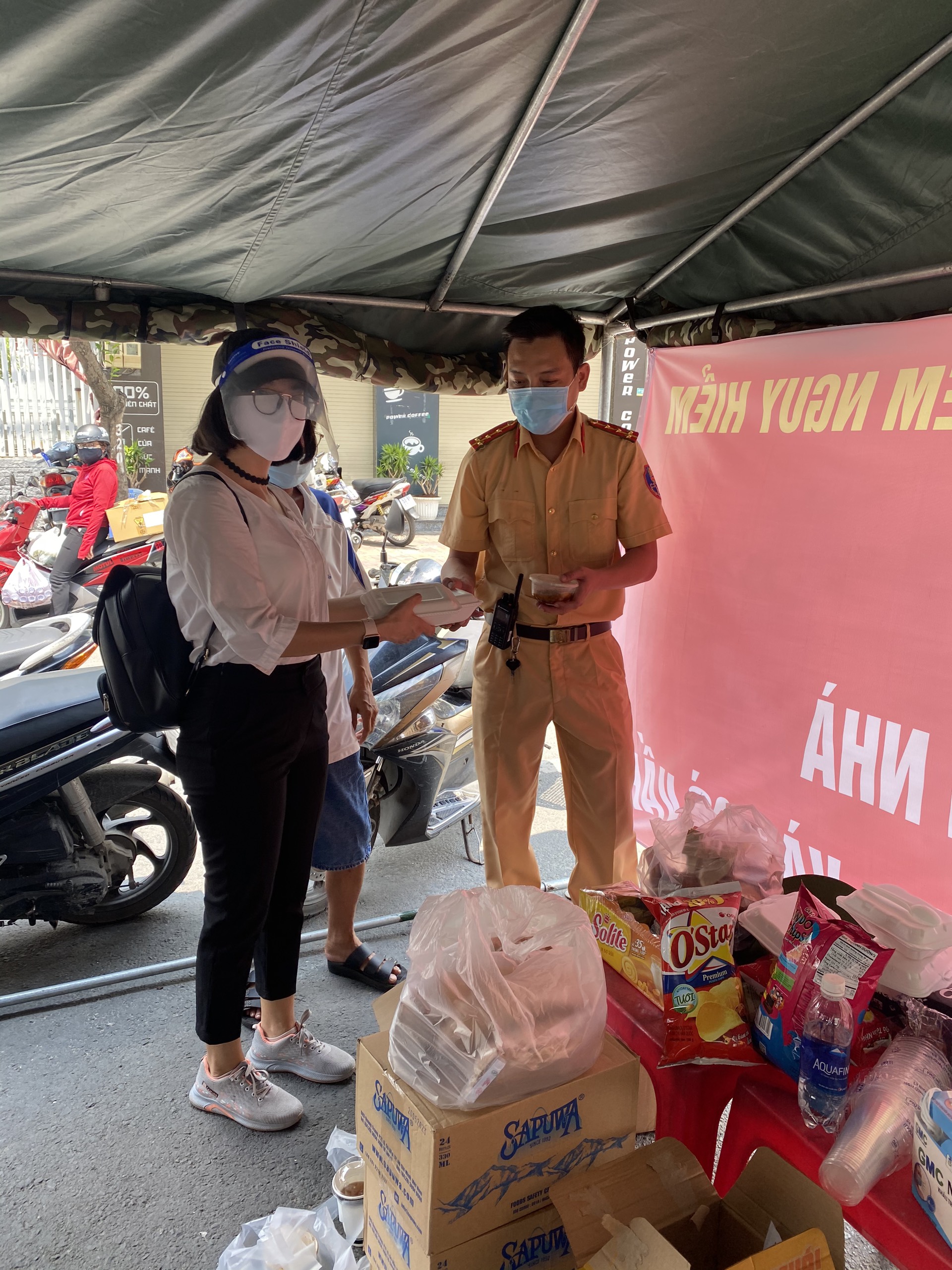 Người dân Gò Vấp nấu cơm tặng lực lượng chống dịch