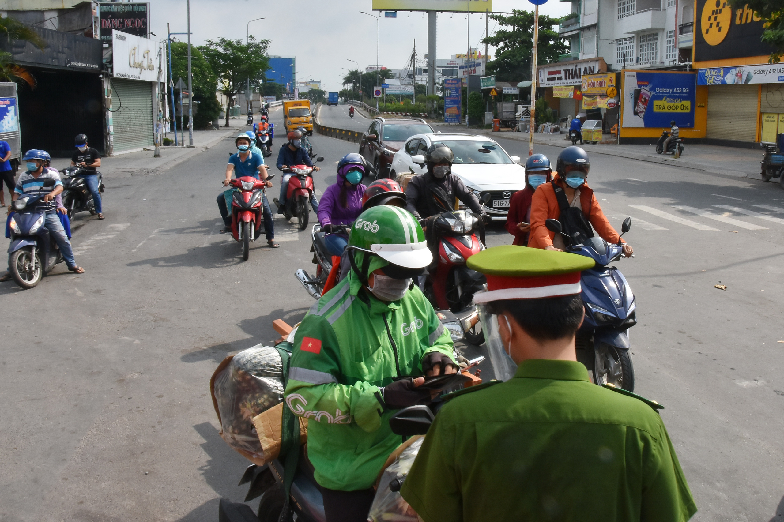 TP HCM: Các chốt kiểm soát ra vào Gò Vấp không còn ùn ứ - Ảnh 9.