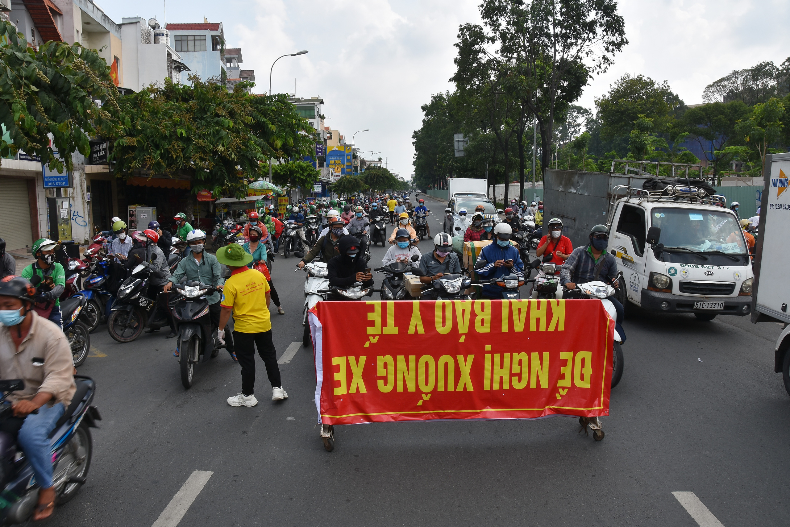 TP HCM: Các chốt kiểm soát ra vào Gò Vấp không còn ùn ứ - Ảnh 12.