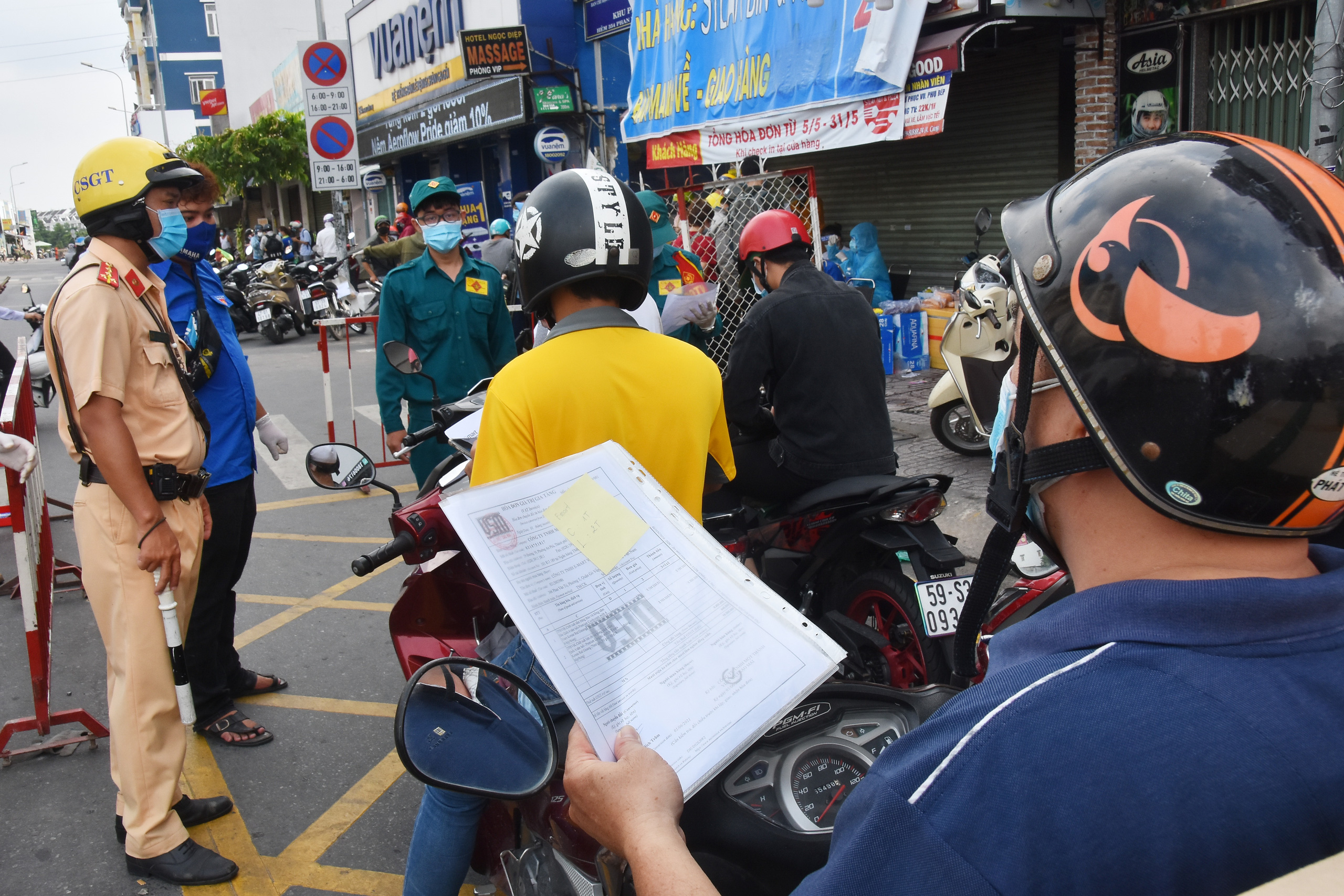 TP HCM: Các chốt kiểm soát ra vào Gò Vấp không còn ùn ứ - Ảnh 3.